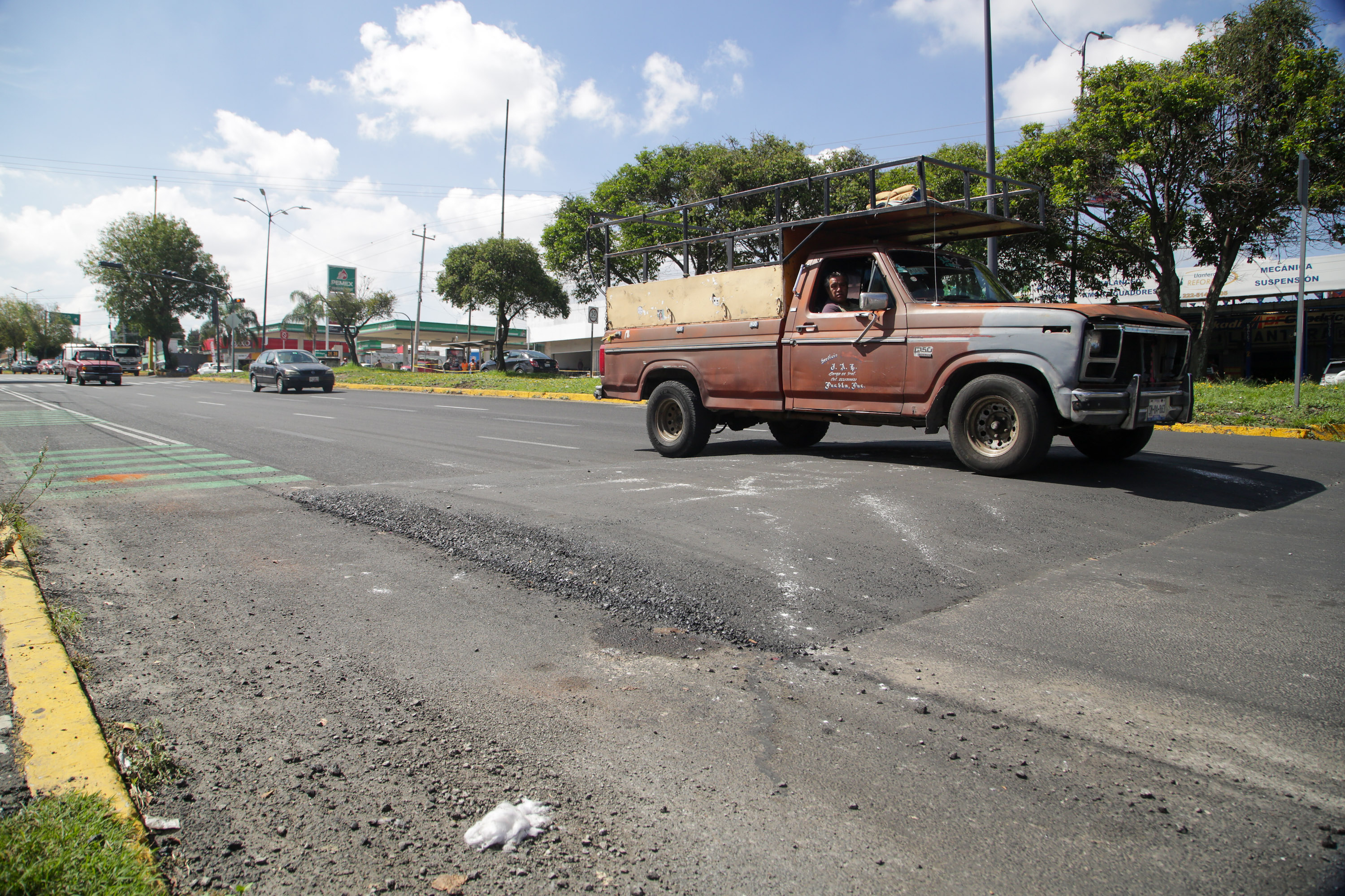 VIDEO Colocan topes cerca del Puente de México
