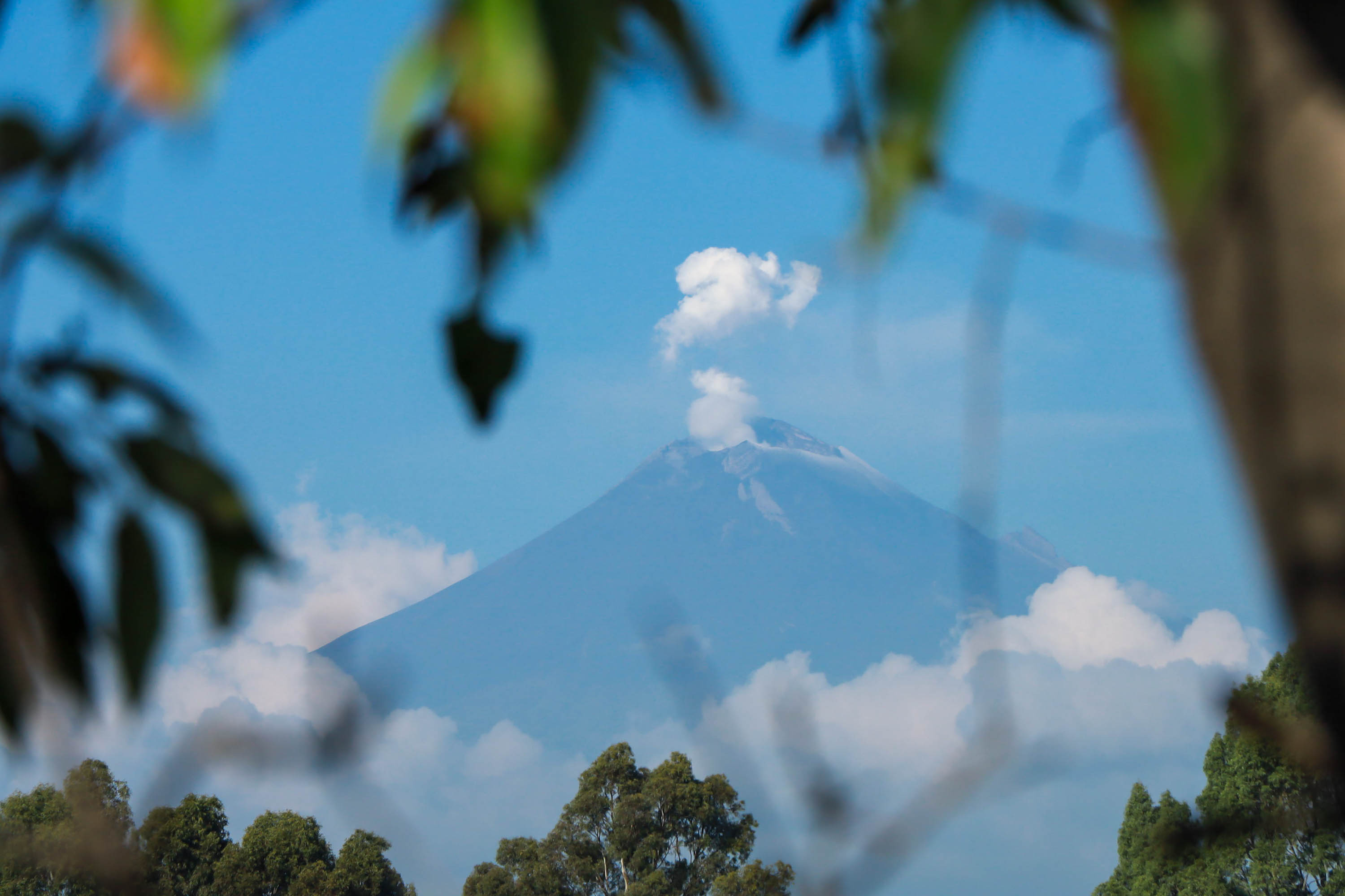 Registra el Popocatépetl exhalaciones de vapor de agua de baja intensidad