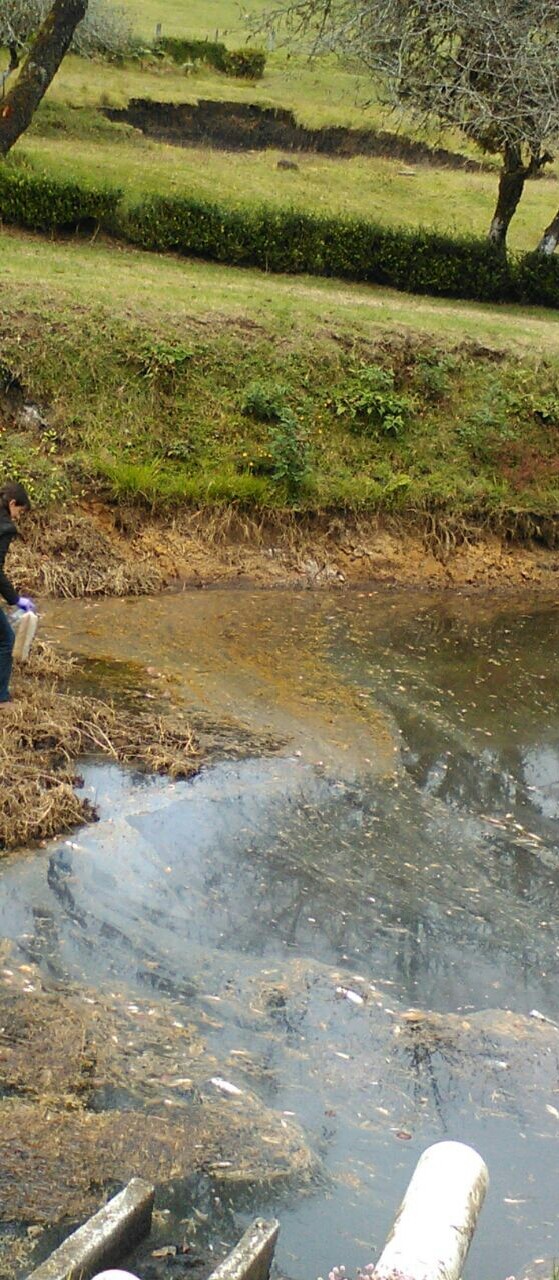 Tiran 4 mil litros de combustible robado a río de Huauchinango
