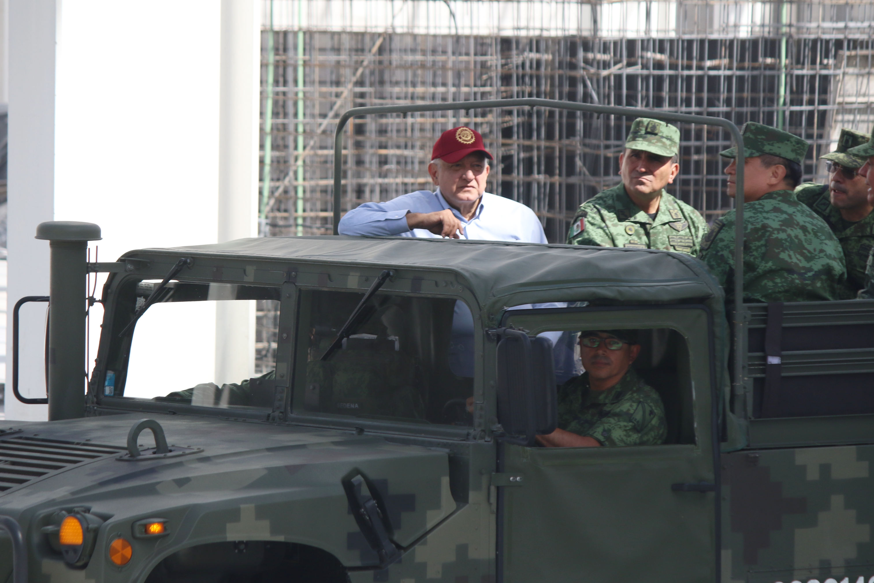 Andrés Manuel López Obrador sí cuenta con protección militar