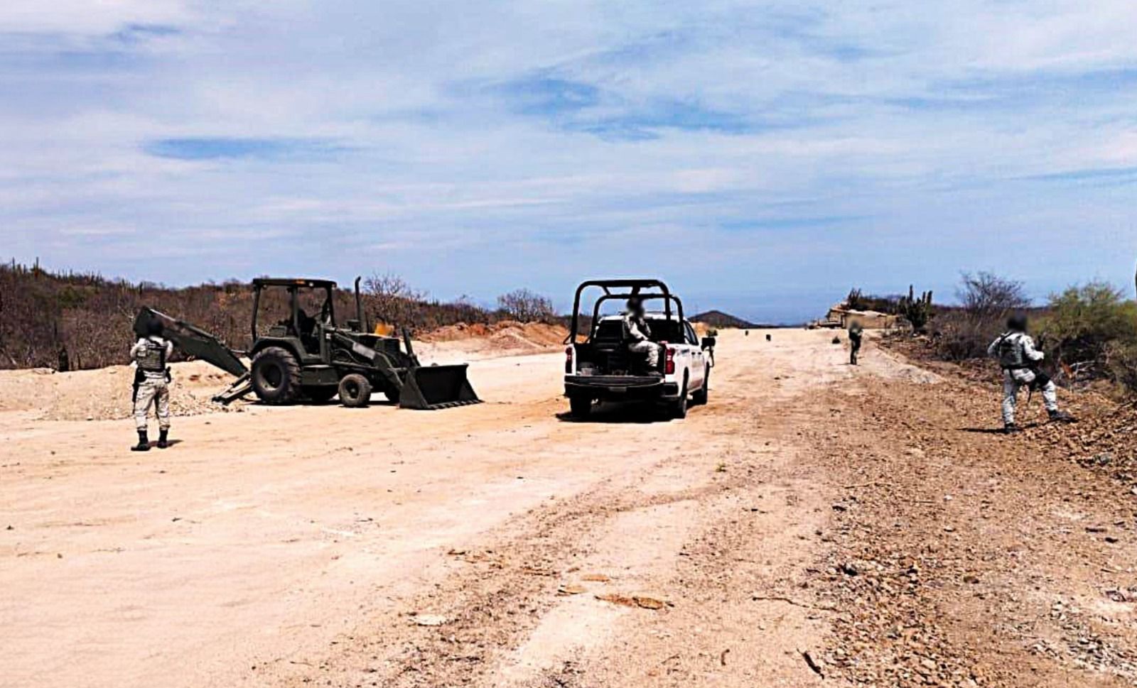 En cateo FGR asegura armas e inhabilita pista clandestina en Baja California Sur
