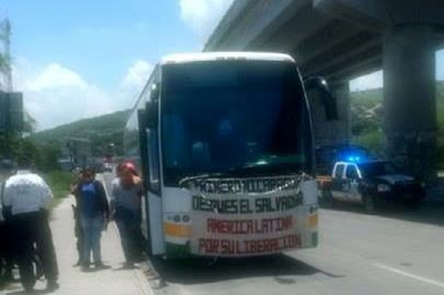 Normalistas protestan contra gobernador de Morelos en Izúcar