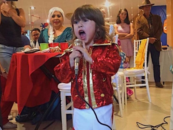 Niña de tres años celebra su fiesta disfrazada de Luis Miguel