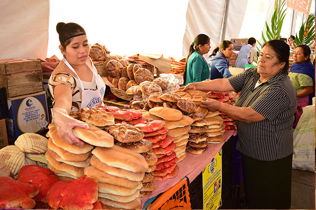 Analizan panaderos de Atlixco subir un peso el precio del pan por gasolinazo