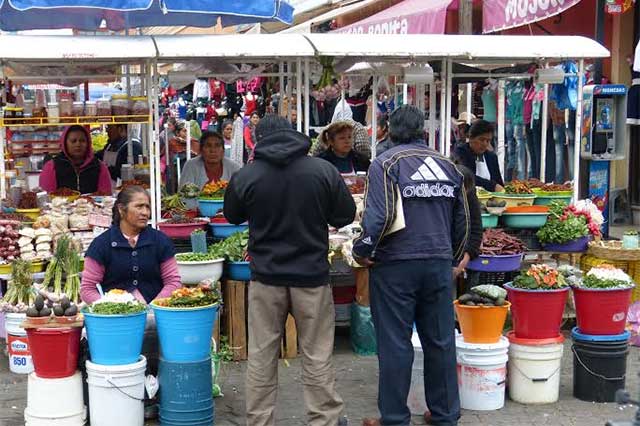Se enfrentan ambulantes de Tehuacán con personal de la Comuna
