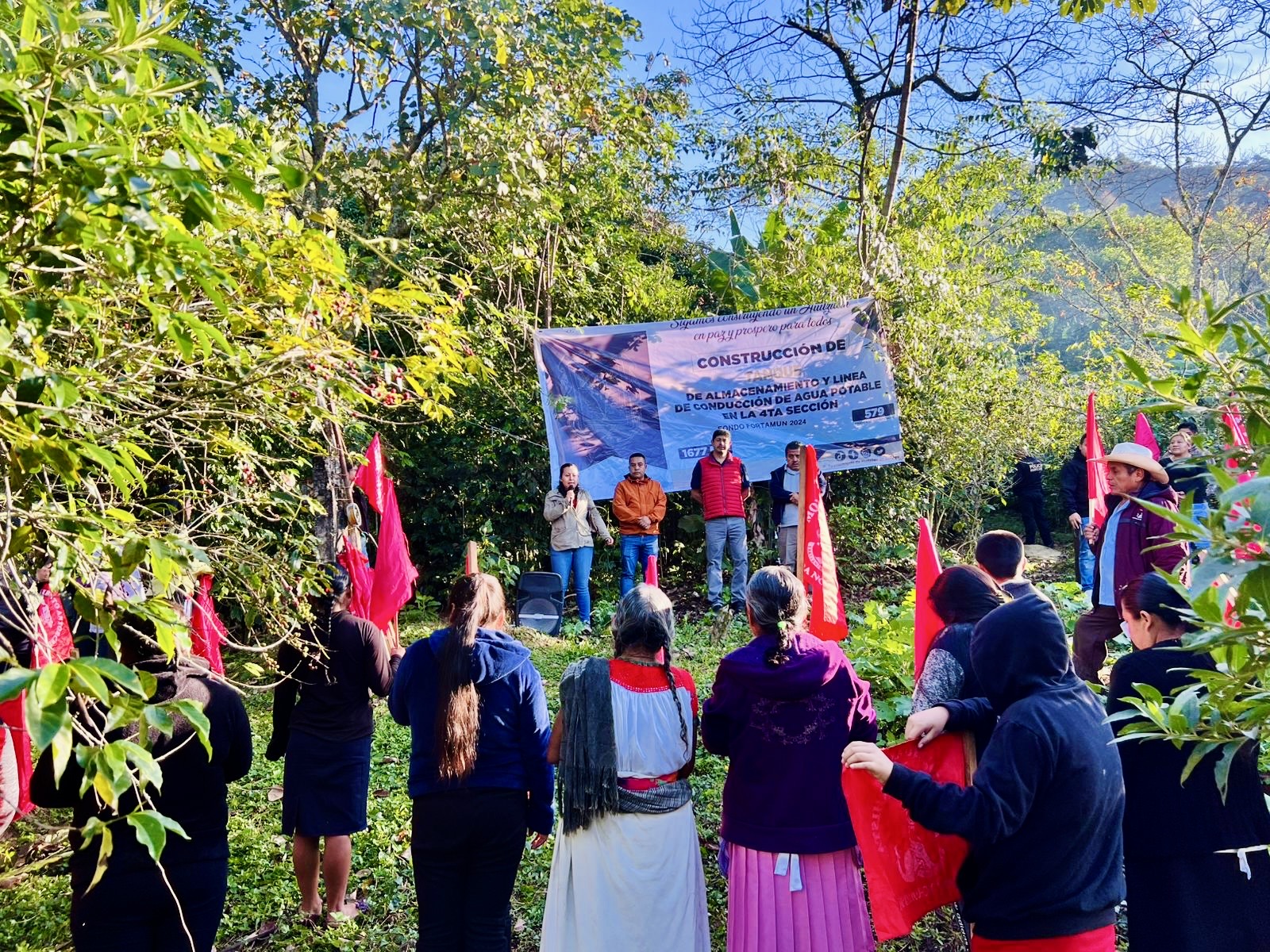 Abastecen de agua a familias de Huitzilan de Serdán