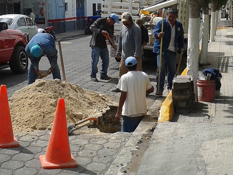 Empleados del Oosapat paran labores para exigir mejoras laborales