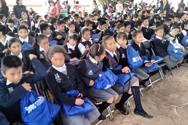 Entrega SEP uniformes con tallas incorrectas para alumnos en Hueytamalco 