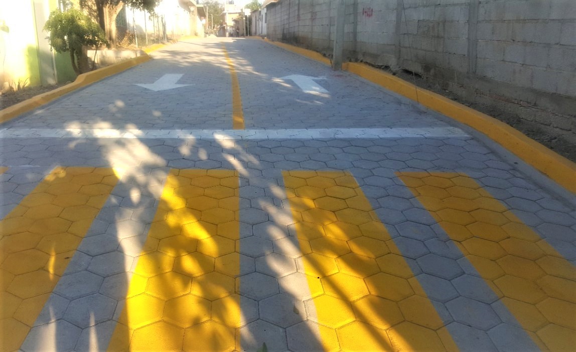 Gobierno pavimentan calles en la región de Acatlán