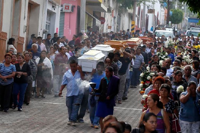 Huyen de Coxcatlán familiares de los 12 asesinados en San José El Mirador