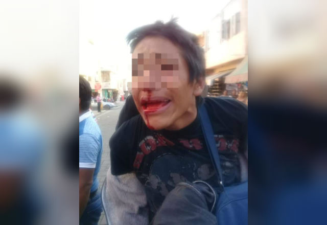 Comerciantes golpean a presunto ladrón en Tecamachalco