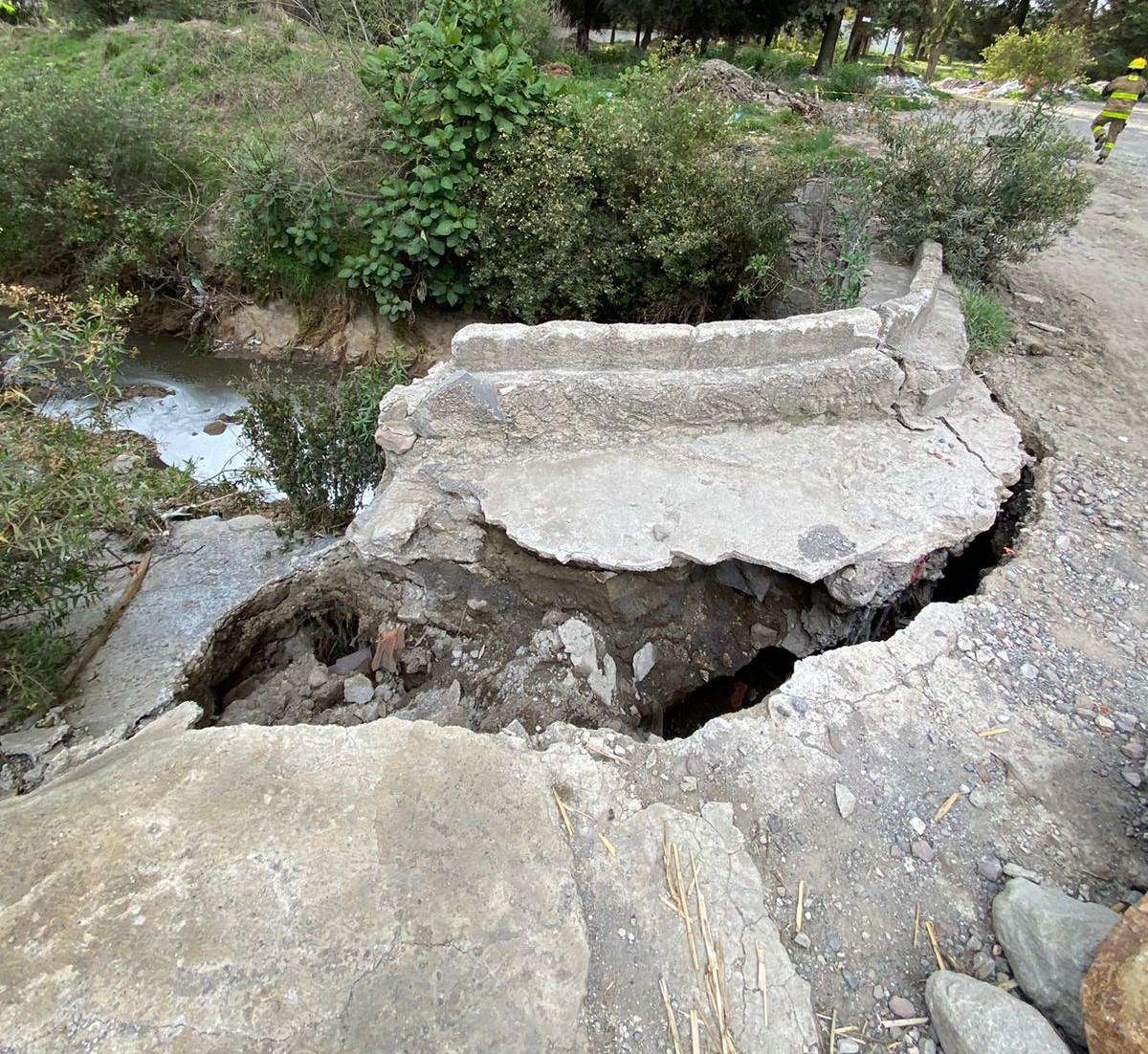 Se desploma puente que conecta las colonias Bosques de Amalucan y Azteca