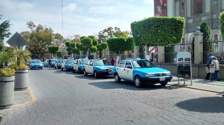Ante policías ineficientes, taxistas de Tehuacán se organizan para cuidarse