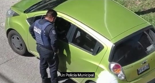 VIDEO Policía municipal corrupto, es captado en video solicitando su moche