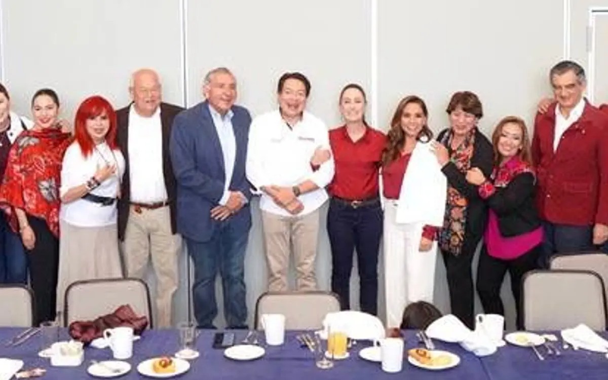 Video Al grito de presidente y presidenta reciben a corcholatas en Congreso de Morena