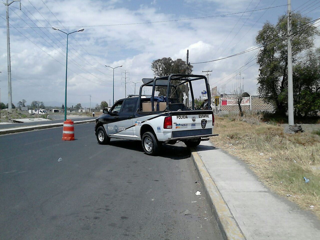 Con patrullas clonadas, delincuentes roban en la Puebla-Tehuacán