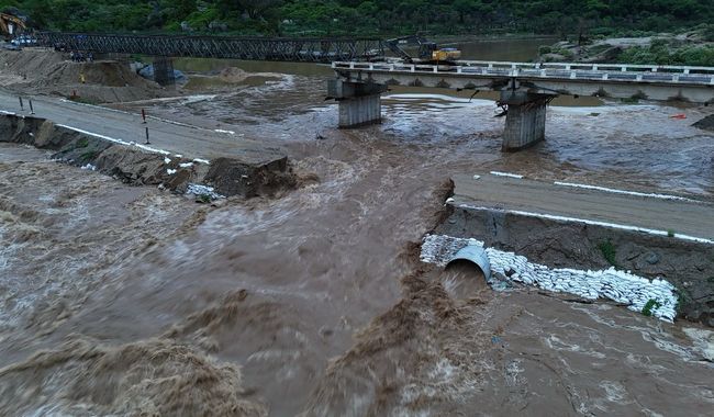 Carretera Tierra Colorada-Ayutla-Cruz Grande cerrada por las lluvias