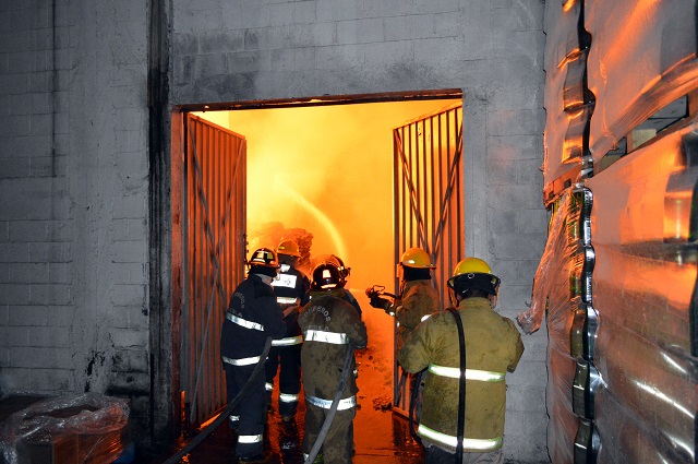 Incendio afecta recinto ferial y 30 casas en Izúcar de Matamoros