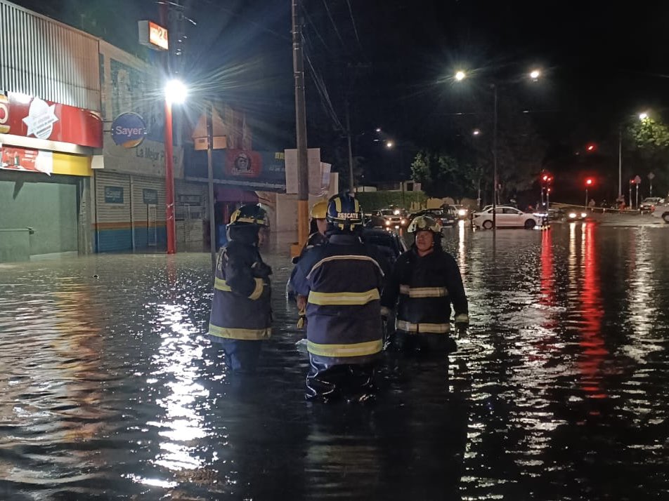 Bomberos y personal de PC atienden encharcamientos en la ciudad de Puebla