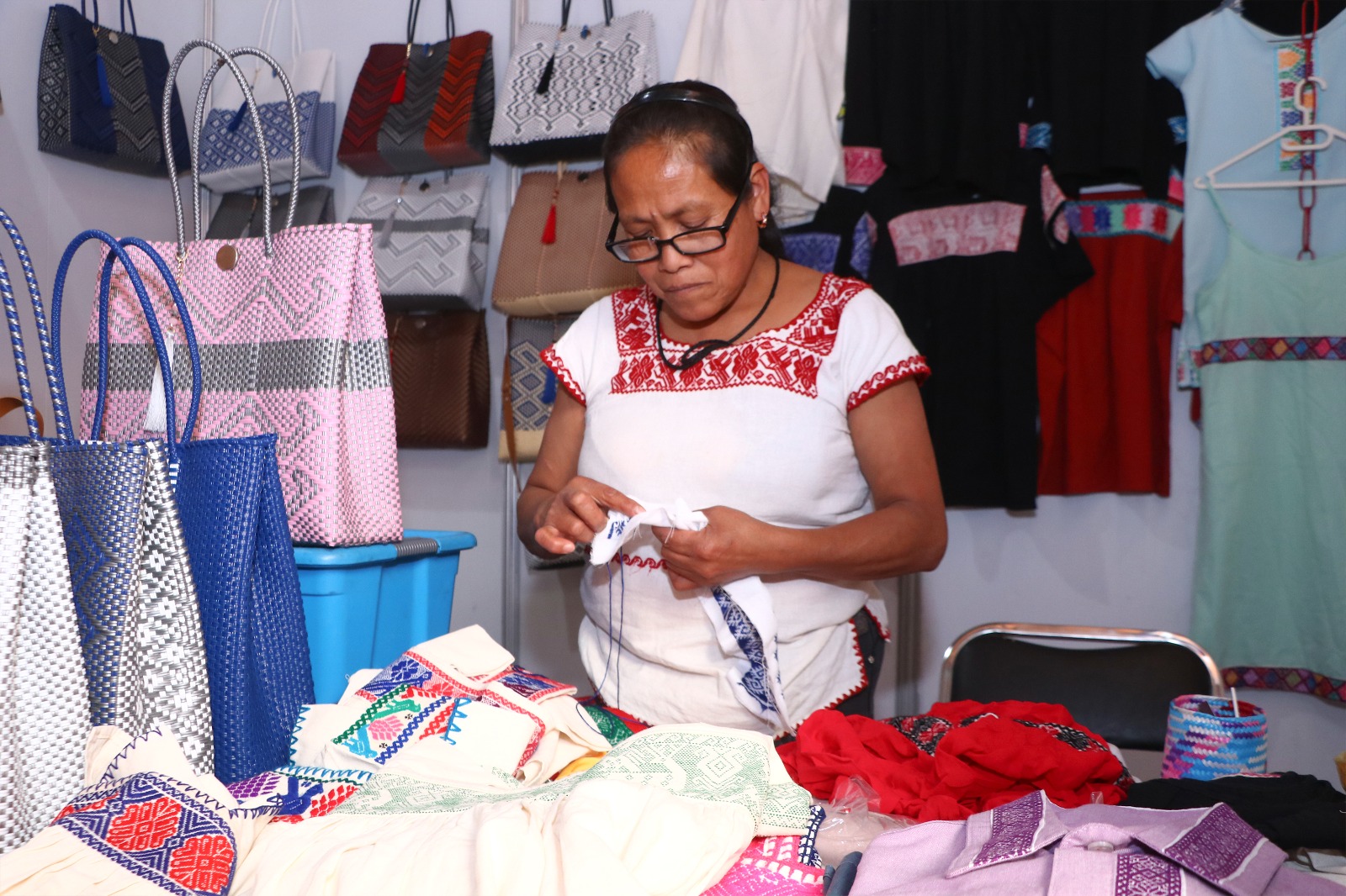 Con Feria Tlatoltecaui, gobierno estatal reconoce e impulsa a artesanos poblanos