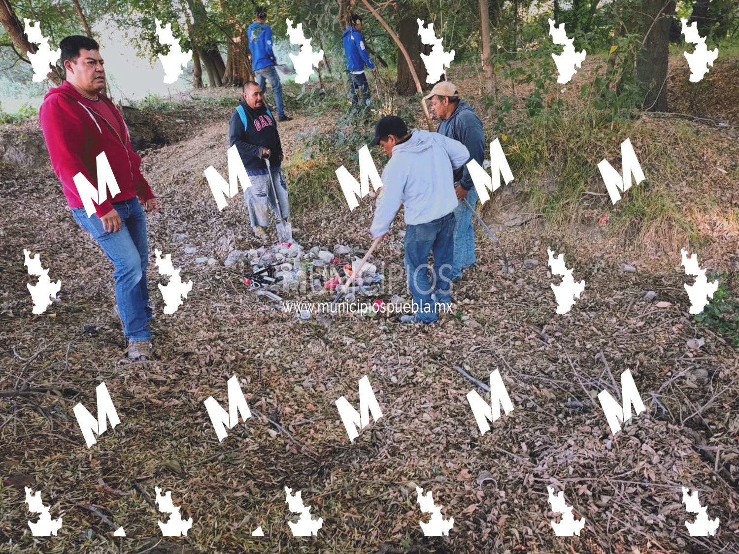 Vecinos de Texmelucan realizan jornada de limpieza y reforestación