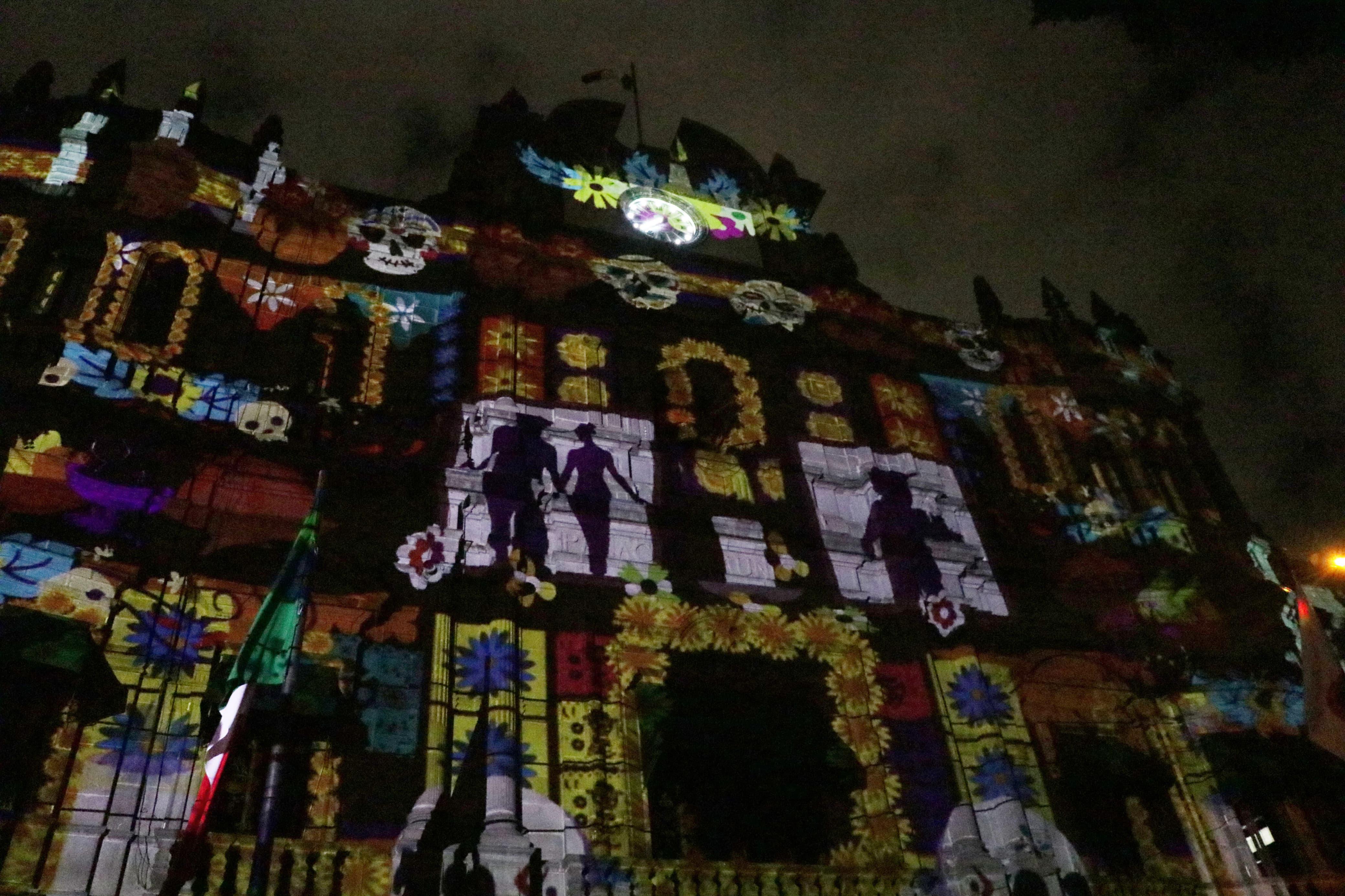 VIDEO Poblanos disfrutaron del video mapping y espectáculo de drones por Día de Muertos