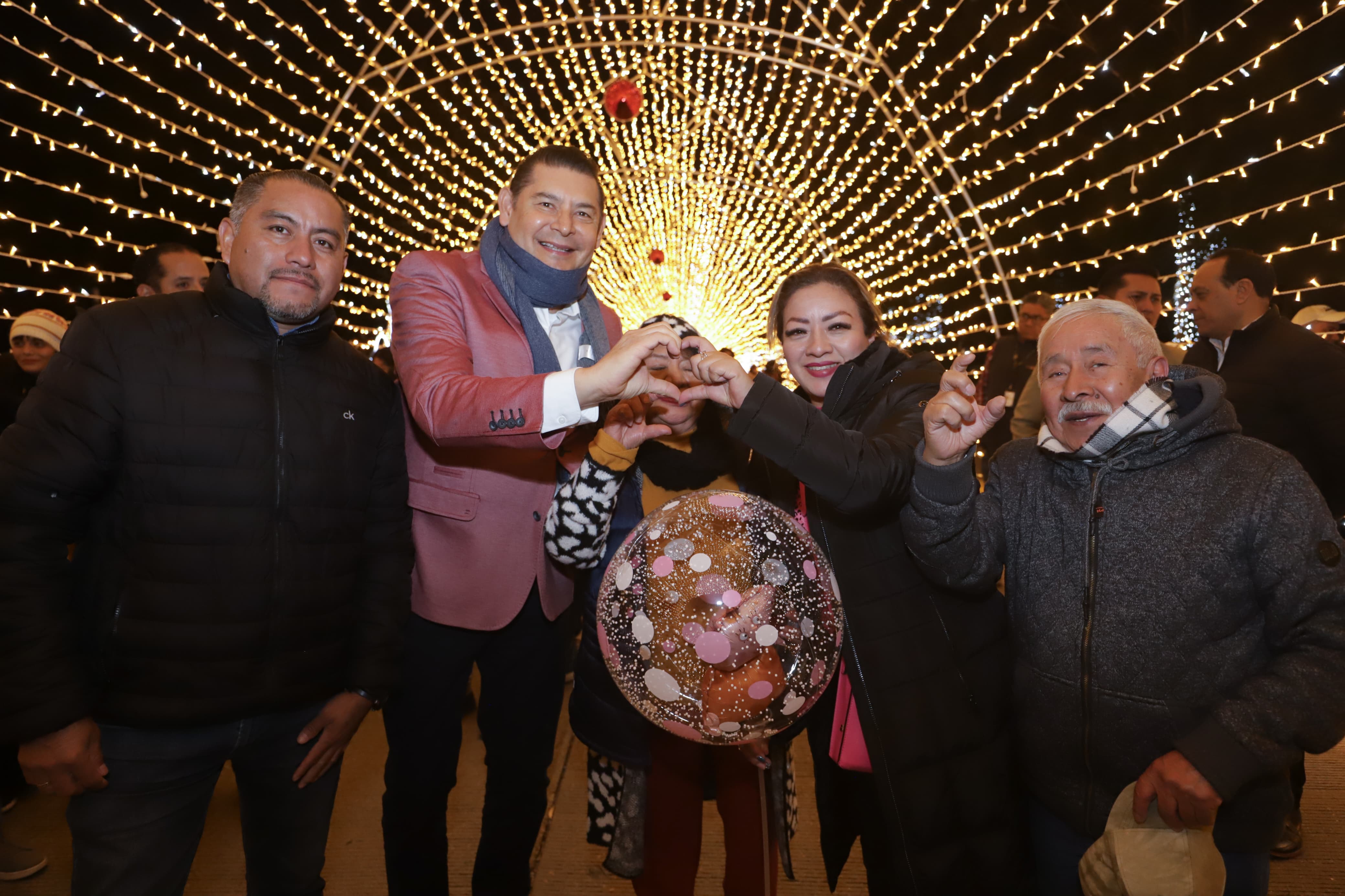 VIDEO Alejandro Armenta convive con poblanos en el Festival Navideño Por Amor a Puebla