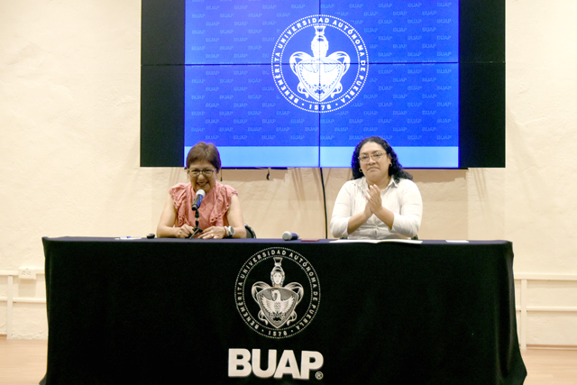 Dicta conferencia rectora Cedillo a estudiantes de la prepa Zapata