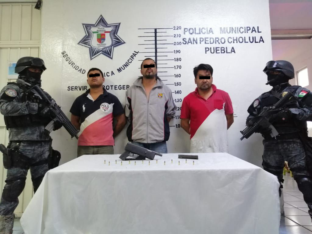 Circulan sin placa en Cholula, los detienen y encuentran con arma