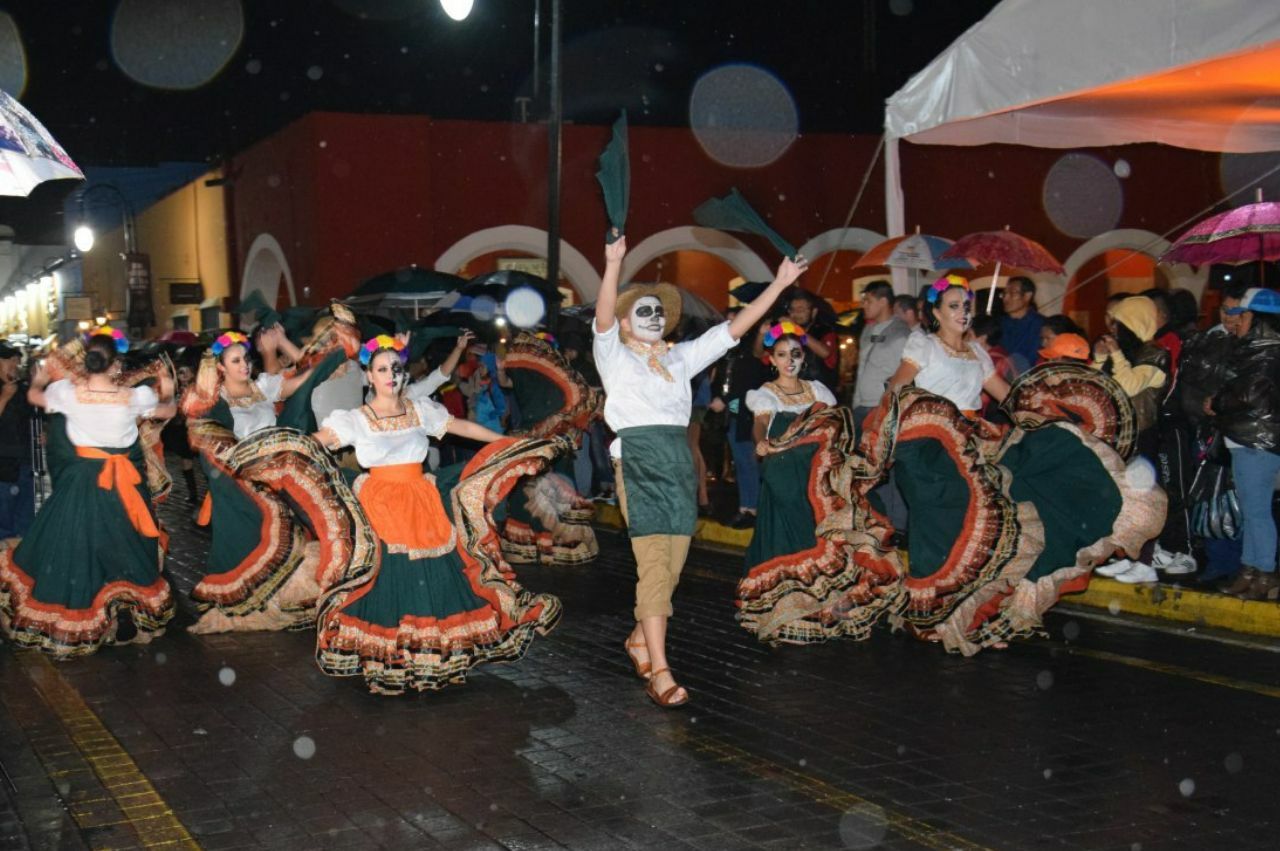 Desfilan catrinas y catrines por calles de San Pedro Cholula