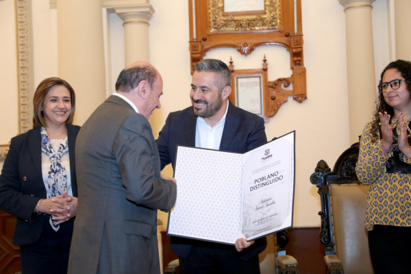 Ayuntamiento de Puebla reconoce a notarios como poblanos distinguidos