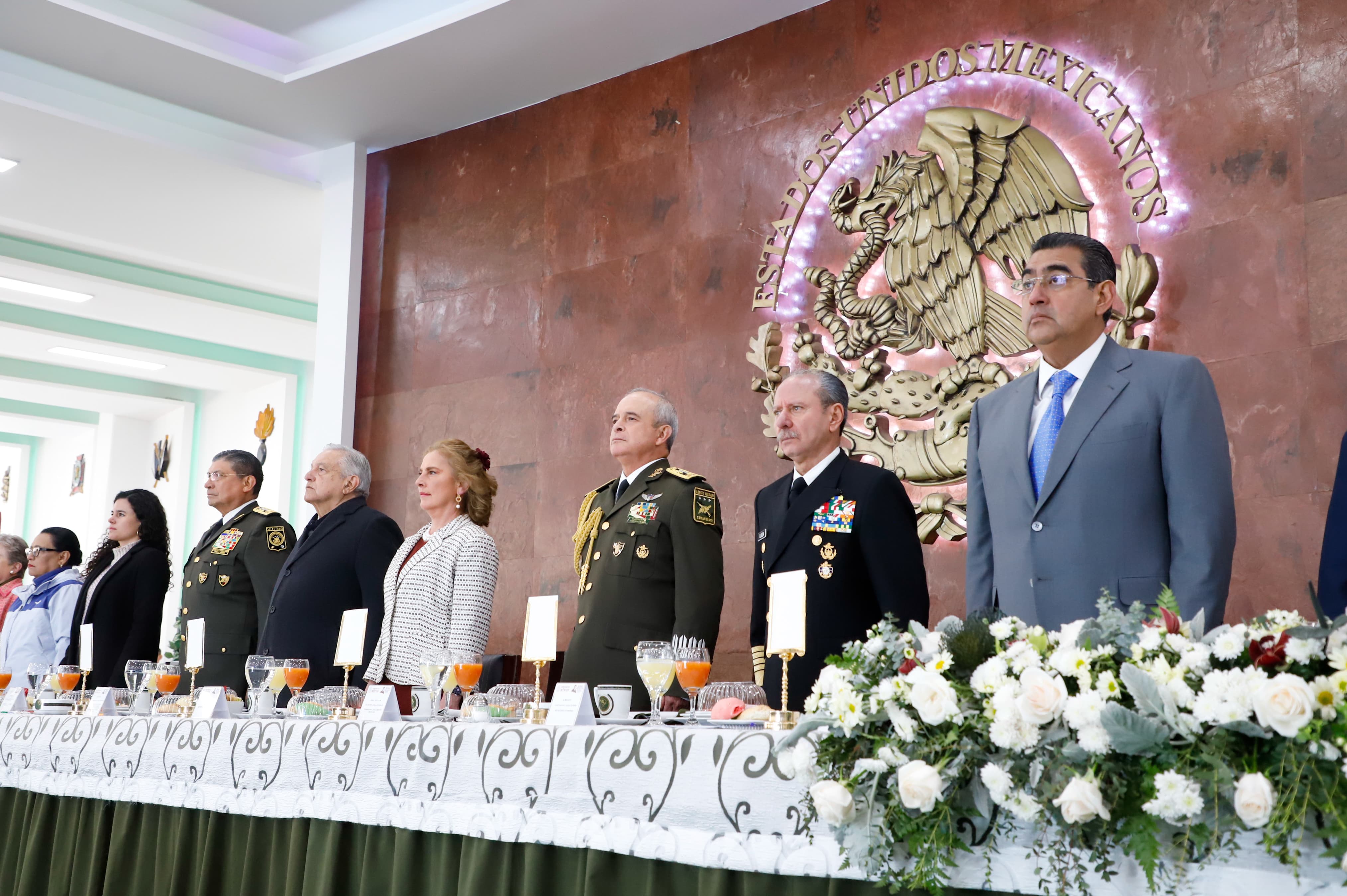AMLO y Sergio Salomón presiden ceremonia por día del ejército mexicano