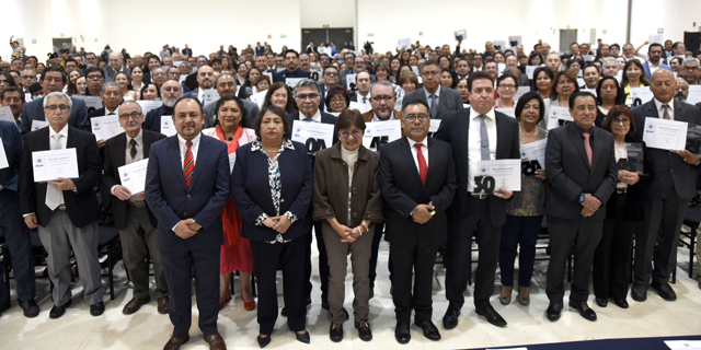 BUAP entregan reconocimientos por antigüedad a personal académico y administrativo