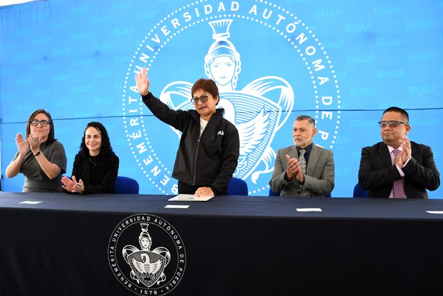 Entrega rectora Cedillo Diploma BI a 102 egresados del Bachillerato 5 de Mayo