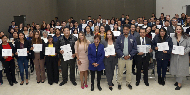 Entrega rectora Cedillo constancias de capacitación a personal administrativo