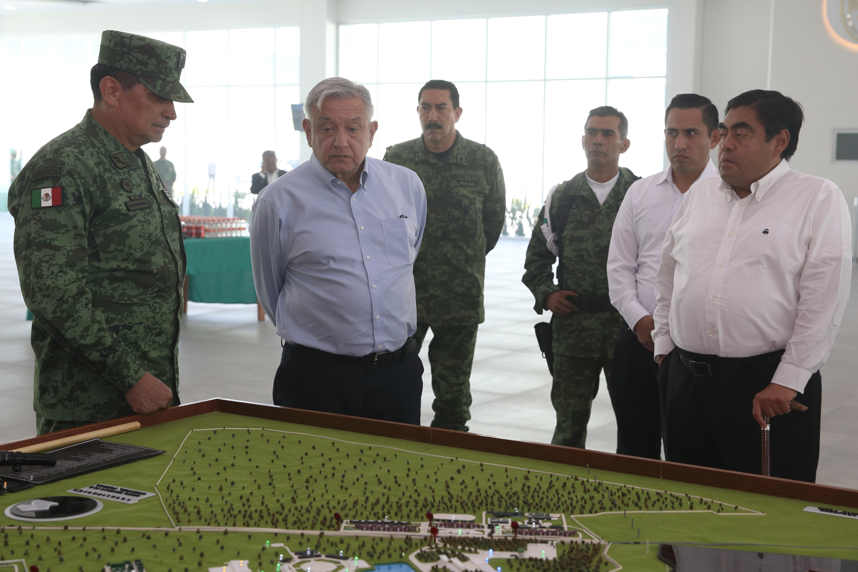 Supervisa López Obrador industria militar en Puebla