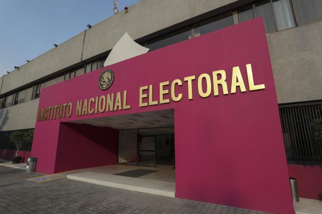 INE: un árbitro sin tarjetas ni silbato