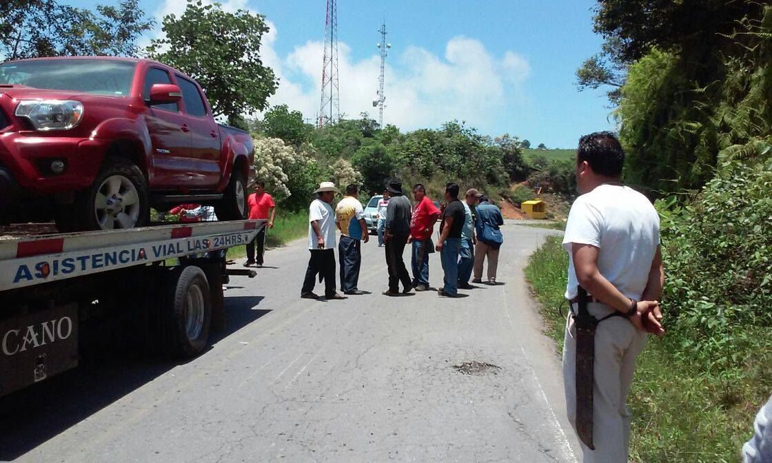 Con machetes, hijos de edil de Tepango intentan tomar camioneta