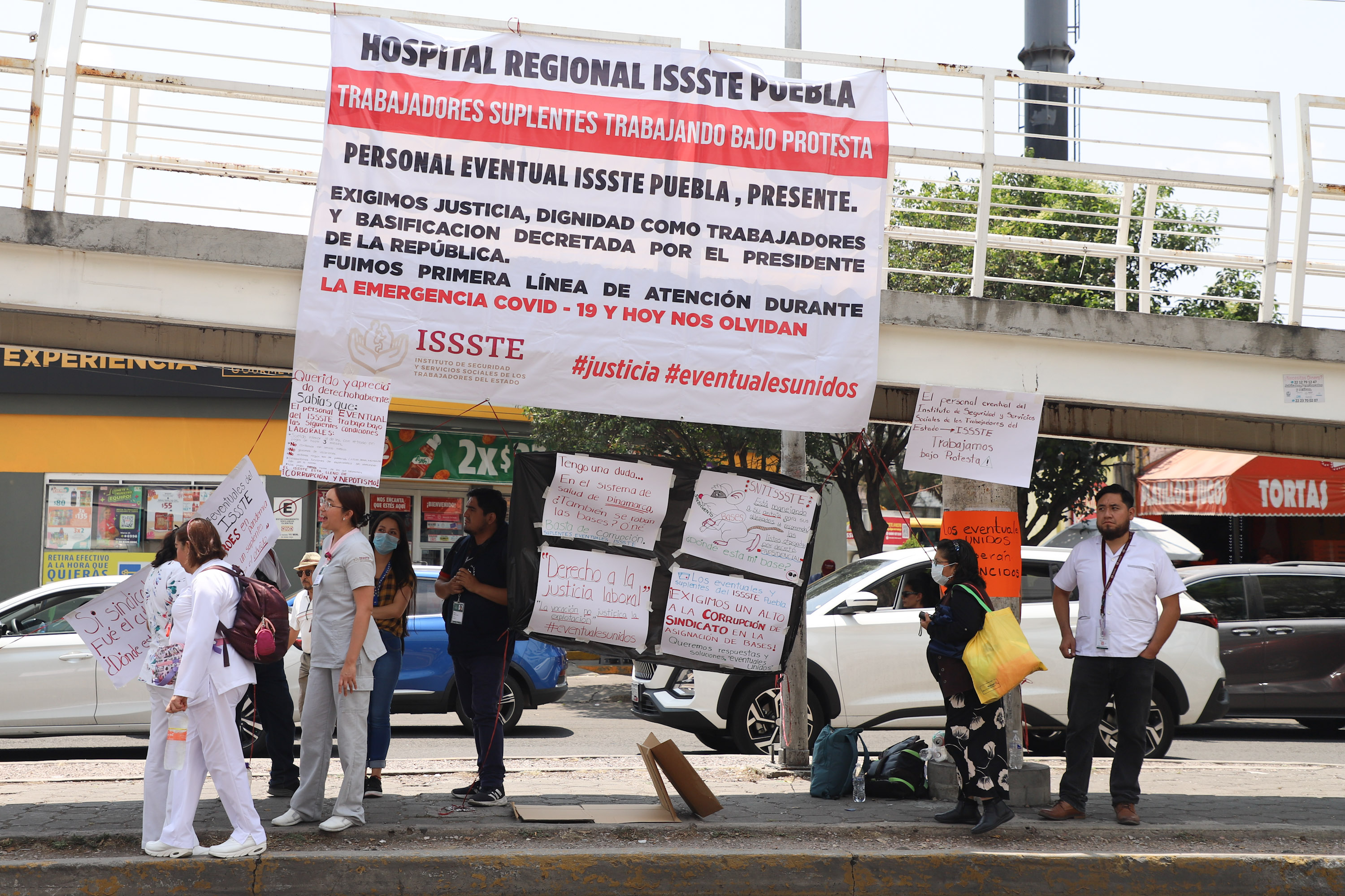 Protestan trabajadores eventuales del ISSSTE