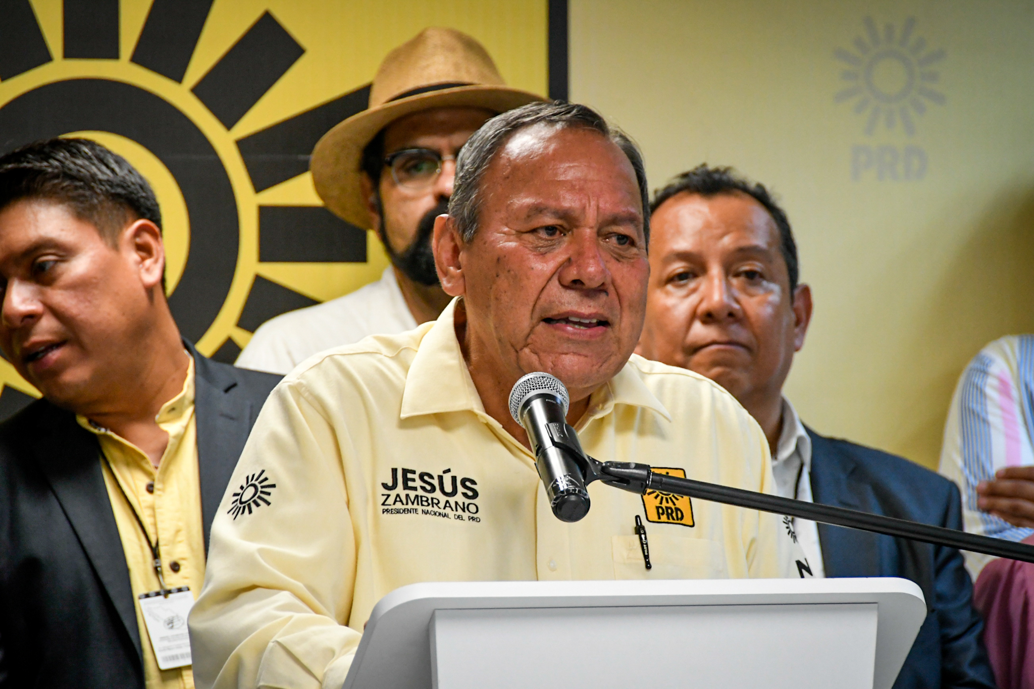 Jesús Zambrano reconoce públicamente la desaparición del PRD