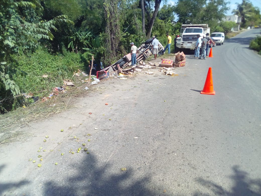 Roban camioneta y la pierden en volcadura, en Z. Mena