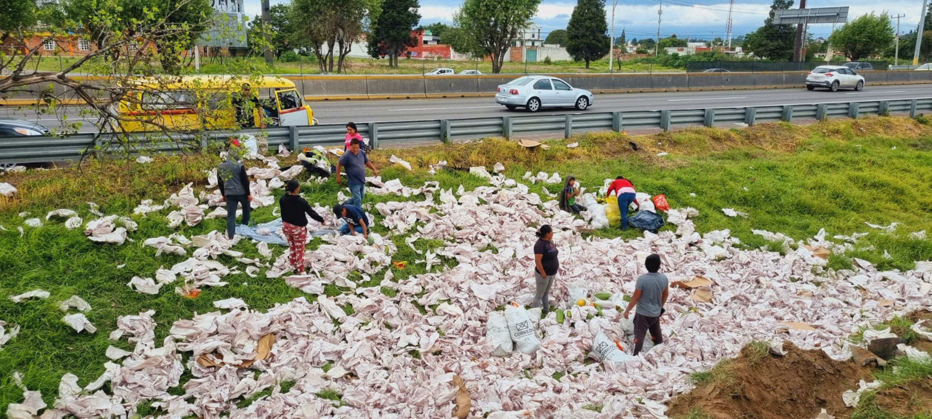 Pobladores y automovilistas hacen rapiña en la autopista México-Puebla