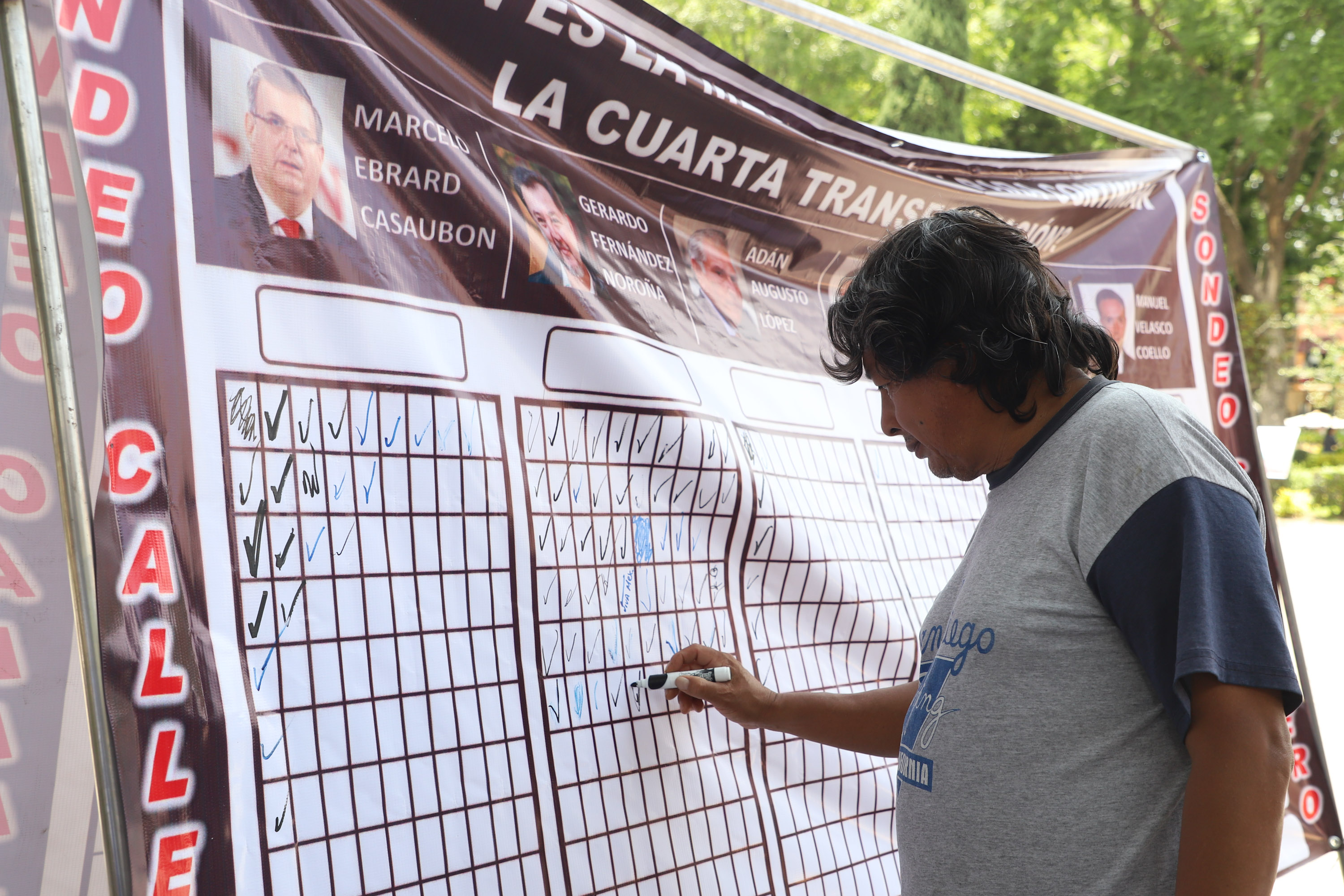 Aplican Sondeo Callejero en el zócalo de Puebla