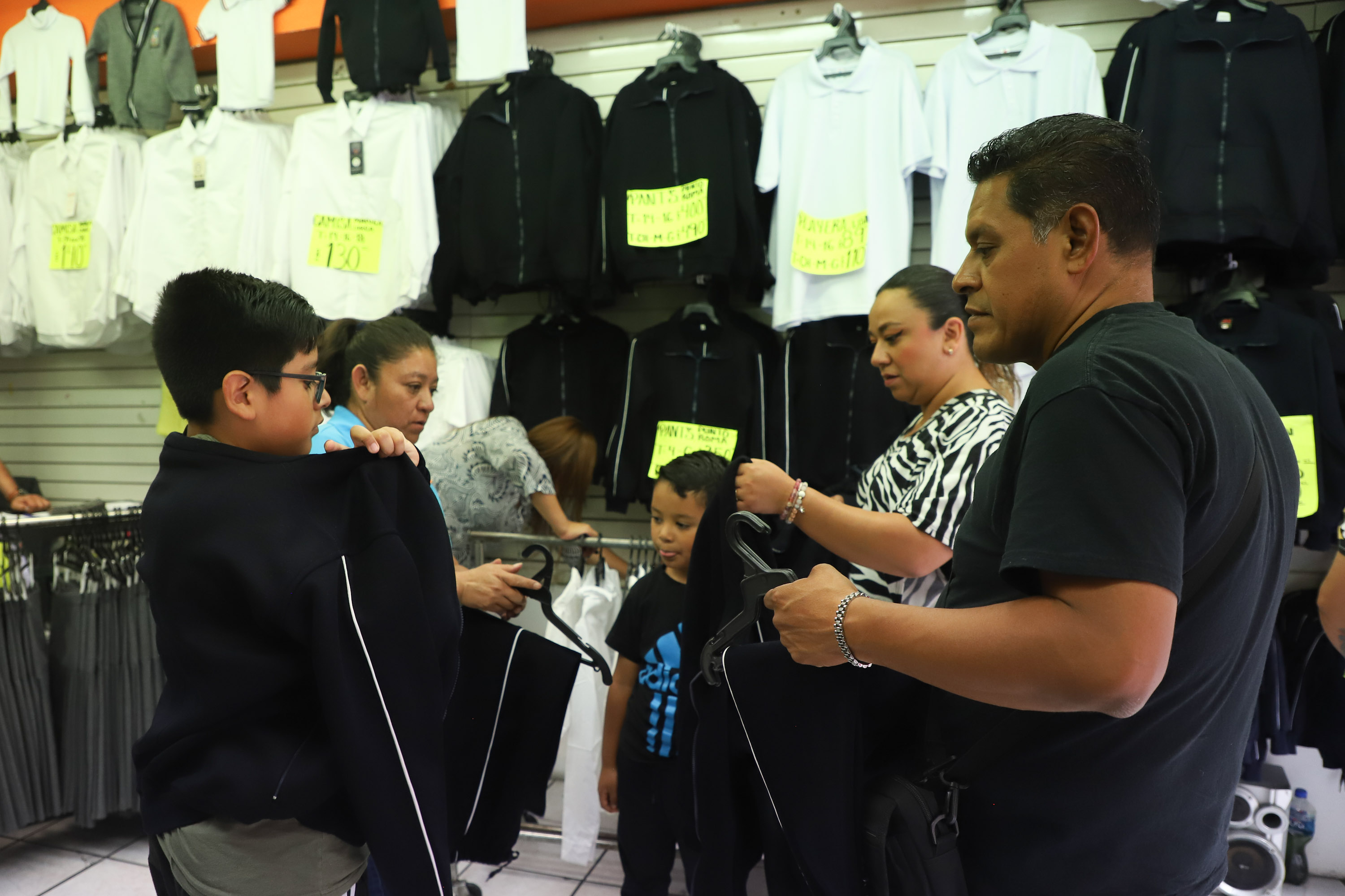 Paquete de uniforme escolar se vende en Atlixco hasta en 1,200 pesos