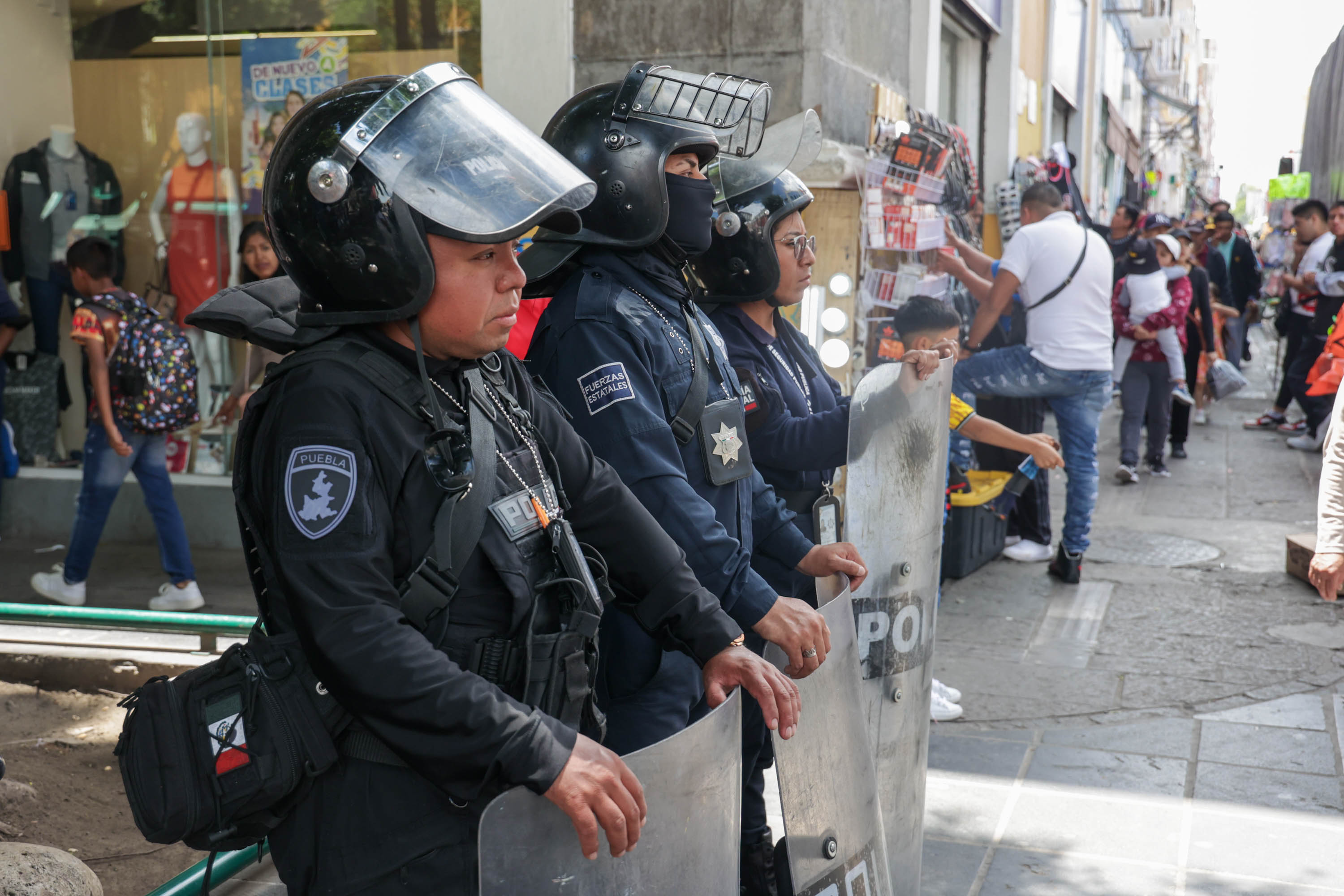 VIDEO Policías municipales resguardan zona de ambulantes