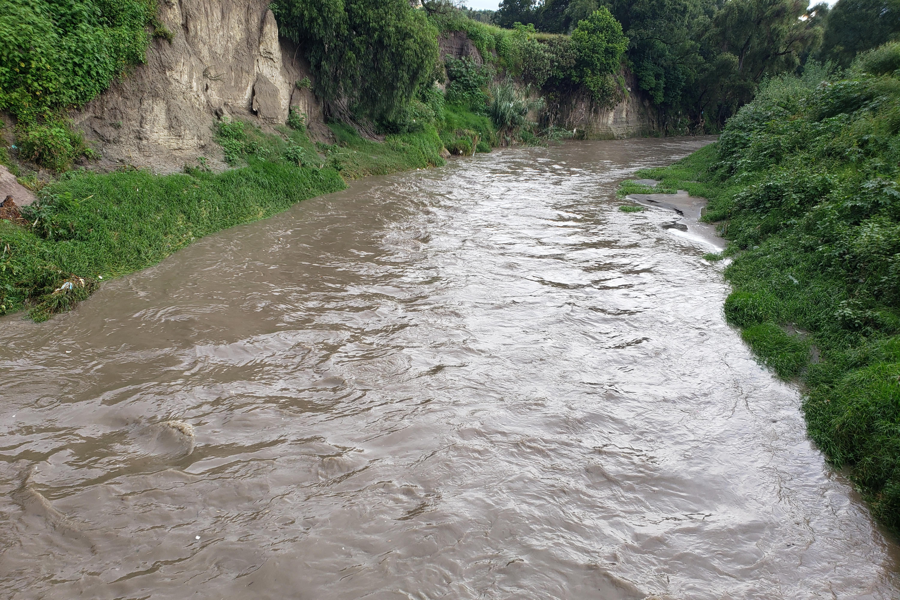 Hasta 150 textileras de Puebla y Tlaxcala descargan al río Atoyac