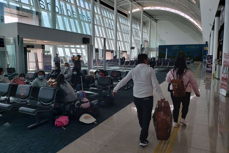 Aeropuerto de Puebla cancela vuelos este domingo por ceniza del Popo