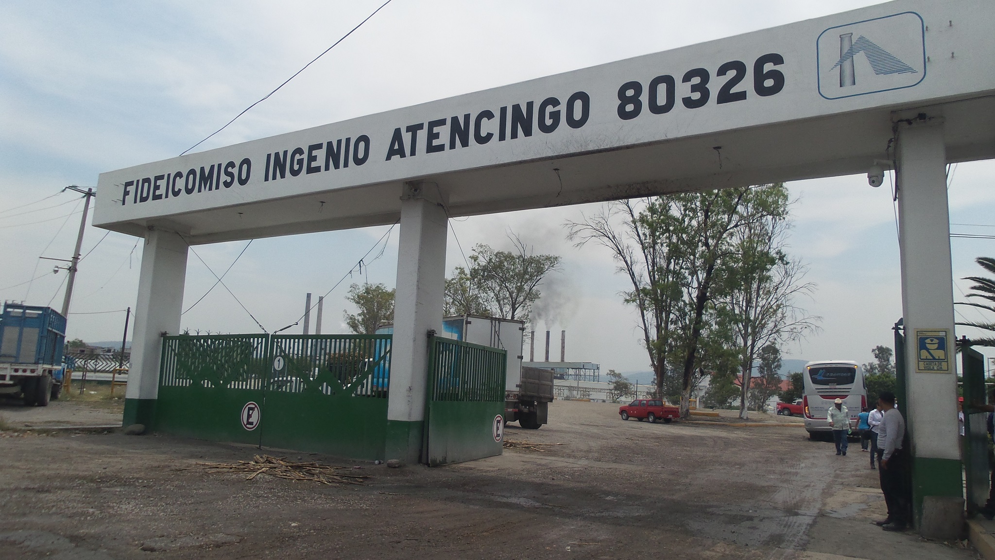 En abandono, depósito de combustible y bascula de cañeros en Chietla