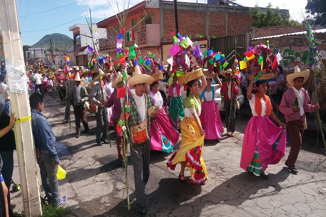 Danzantes recorren Atlixco en el convite del Huey Atlixcáyotl