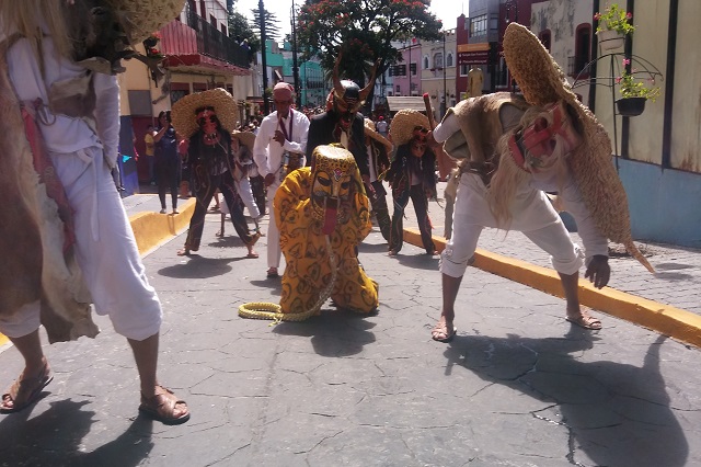 Danzantes recorren Atlixco en el convite del Huey Atlixcáyotl